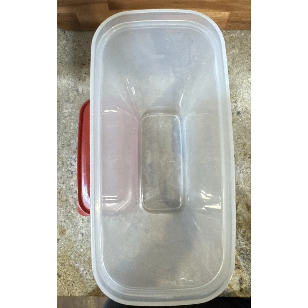 Rubbermaid 7N04 Red 21 21.1 Cup Dry Food Storage‎ Container with Lid